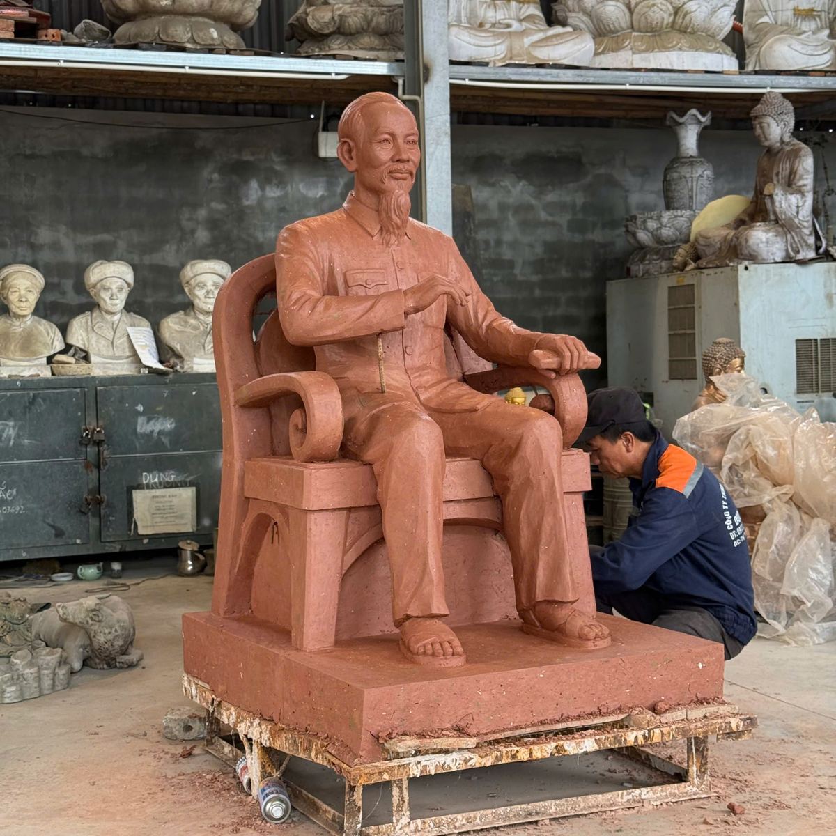 Thi Công Đúc Tượng Bác Hồ Dát Vàng Tại Phòng Thờ Trung Tâm Quốc Gia Hà Nội - Ảnh chi tiết 4