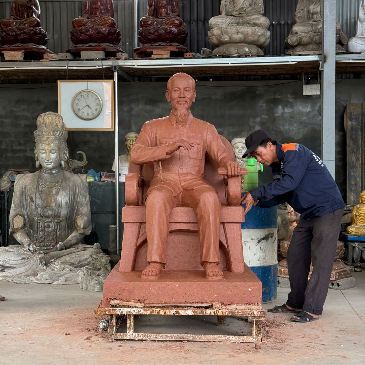 Thi Công Đúc Tượng Bác Hồ Dát Vàng Tại Phòng Thờ Trung Tâm Quốc Gia Hà Nội - Ảnh chi tiết 6