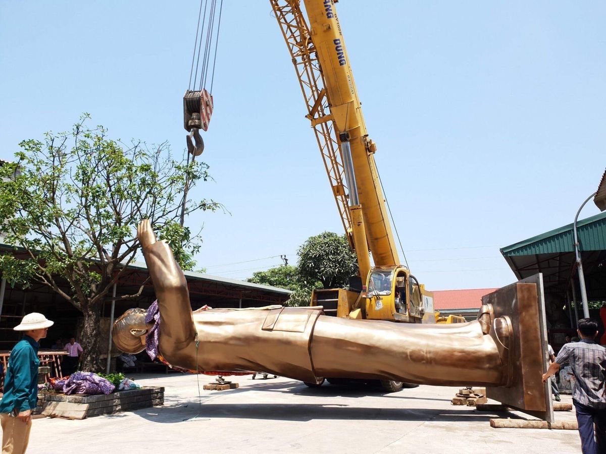 Đúc Tượng Bác Hồ Vẫy Tay Chào Bằng Đồng Đỏ Cỡ Lớn Tại Quảng Trường Sơn La - Ảnh chi tiết 3