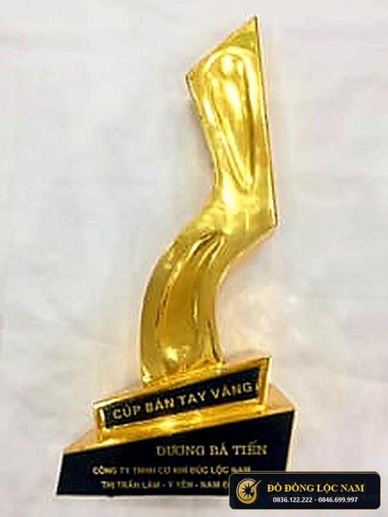 Cận cảnh Cúp Bàn Tay Vàng danh giá mạ vàng trao tặng Nghệ nhân Dương Bá Tiến tại Ý Yên Nam Định