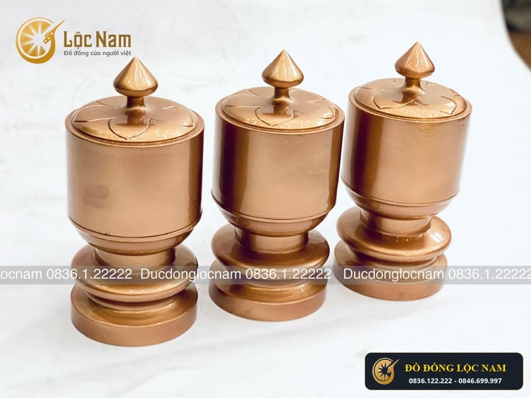 Bộ Đài Thờ Bằng Đồng Đỏ Màu Mộc góc chụp 2