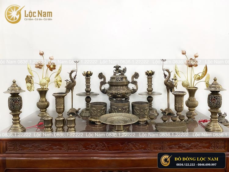 Bộ Đỉnh Thờ Cúng Đẹp Đầy Đủ Trên Bàn Thờ Bằng Đồng Vàng Hun Chạm Hoa Văn Ngũ Phúc