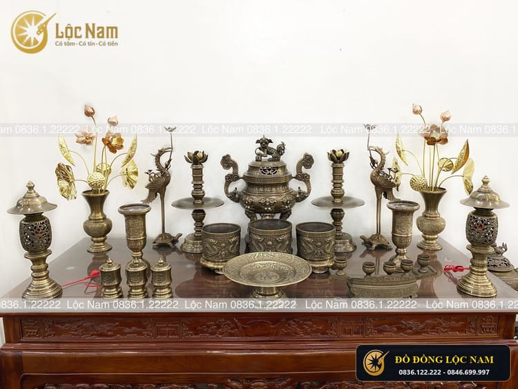 Bộ Đỉnh Thờ Cúng Đẹp Đầy Đủ Trên Bàn Thờ Bằng Đồng Vàng Hun Chạm Hoa Văn Ngũ Phúc góc chụp 1