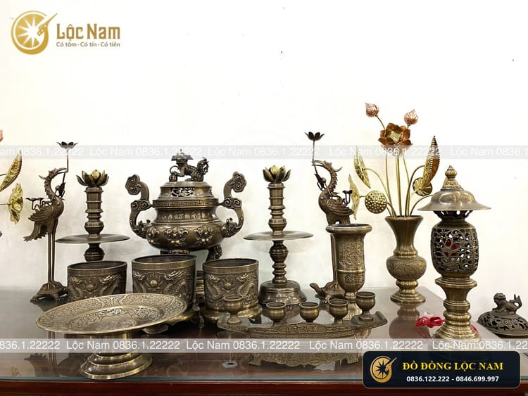 Bộ Đỉnh Thờ Cúng Đẹp Đầy Đủ Trên Bàn Thờ Bằng Đồng Vàng Hun Chạm Hoa Văn Ngũ Phúc góc chụp 2