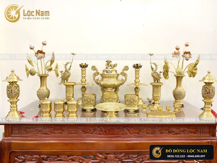 Bộ Đồ Thờ Bằng Đồng Vàng Đầy Đủ Trên Bàn Thờ Chạm Sòi