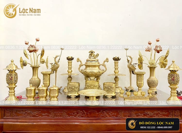 Bộ Đồ Thờ Cúng Đầy Đủ Bằng Đồng Cho Bàn Thờ Gia Tiên Đồng Vàng Chạm Ngũ Phúc