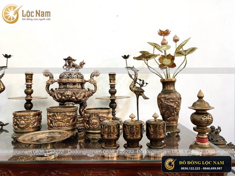 Bộ Đồ Thờ Đầy Đủ Trên Bàn Thờ Bằng Đồng Đỏ Phớt Chạm Rồng Nổi 60cm góc chụp 1