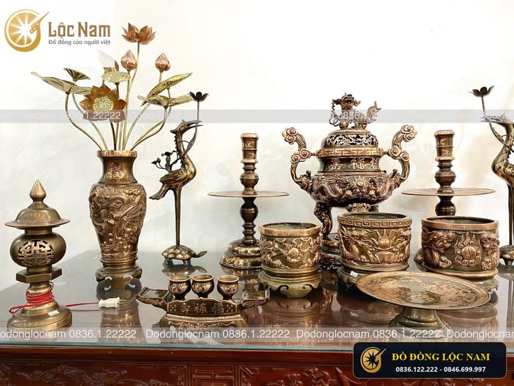 Bộ Đồ Thờ Đầy Đủ Trên Bàn Thờ Bằng Đồng Đỏ Phớt Chạm Rồng Nổi 60cm góc chụp 2
