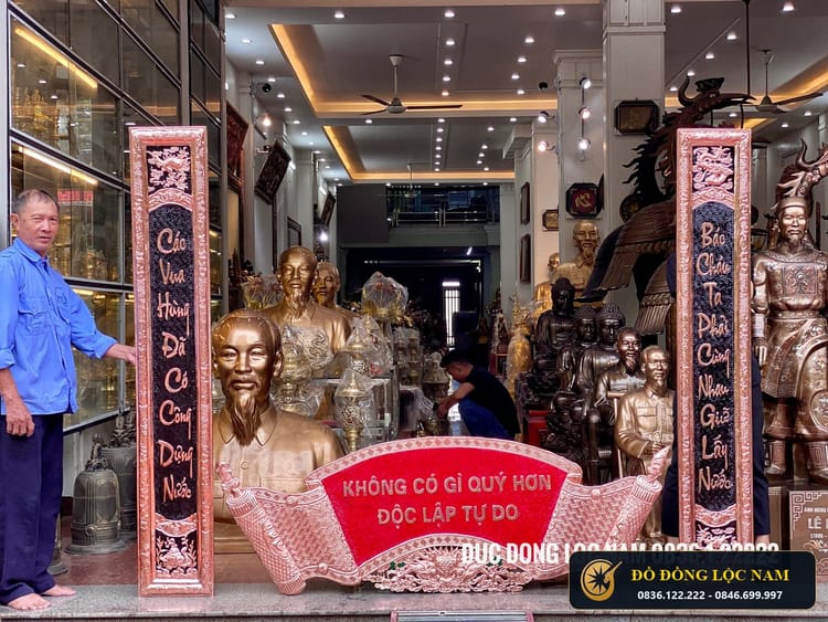 Cuốn Thư Câu Đối Đồng Đỏ Không Có Gì Quý Hơn Độc Lập Tự Do góc chụp 1