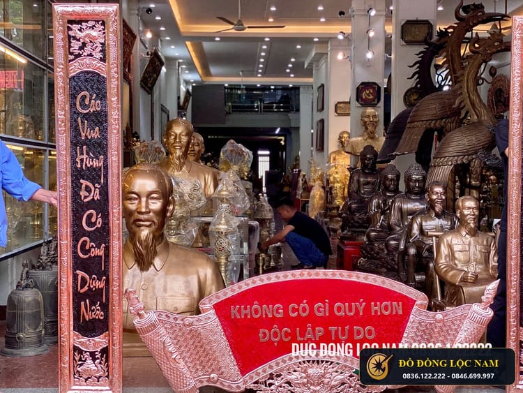 Cuốn Thư Câu Đối Đồng Đỏ Không Có Gì Quý Hơn Độc Lập Tự Do góc chụp 2
