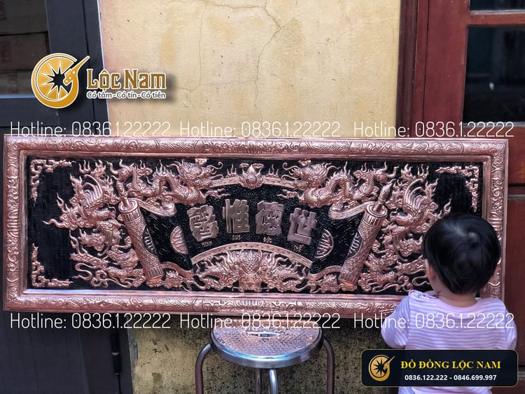 Đại Tự Câu Đối Bằng Đồng Đỏ Nền Đen Kích thước 1m55 góc chụp 1