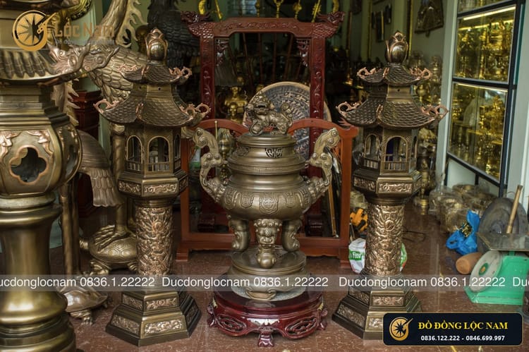 Đèn thờ bằng đồng dáng mái chùa cao 1m1 góc chụp 2