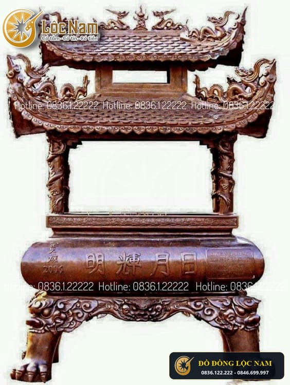 Lư Hương Dáng Mái Chùa Bằng Đồng Đặt Tại Đền Trần
