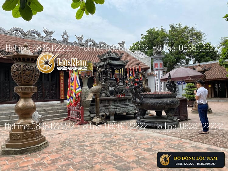 Lư Hương Đồng Tai Rồng Cỡ Lớn Đặt Tại Đền Trần Nam Định góc chụp 1
