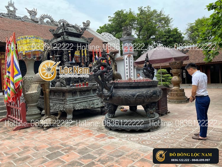 Lư Hương Đồng Tai Rồng Cỡ Lớn Đặt Tại Đền Trần Nam Định góc chụp 2