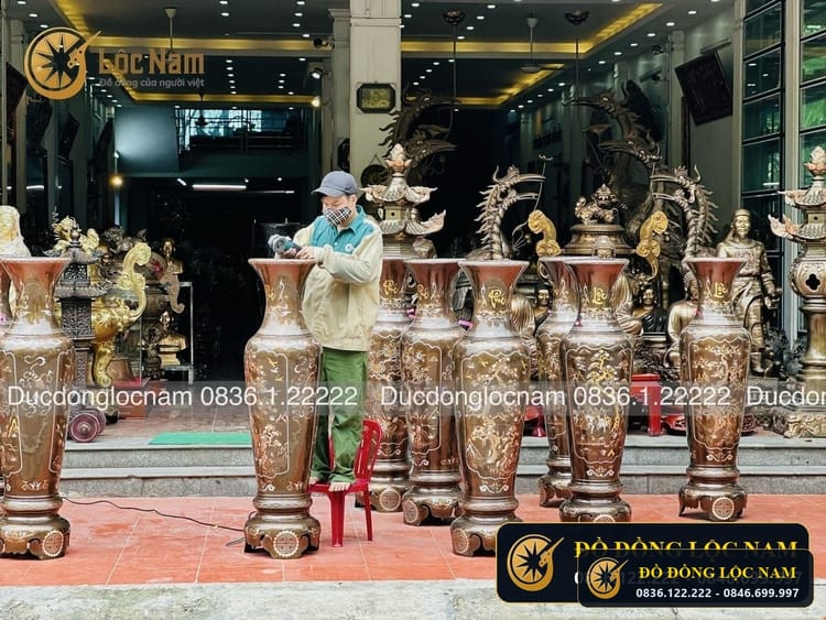 Lọ hoa bằng đồng