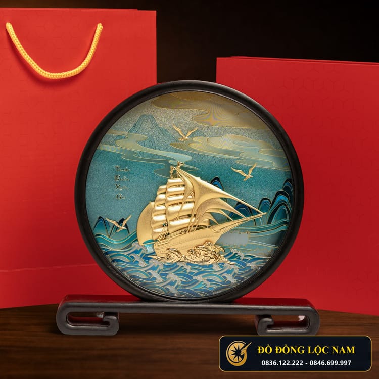 Đĩa Đồng Thuyền Buồm Mạ Vàng 24K Nền Xanh Quà Tặng góc chụp 2