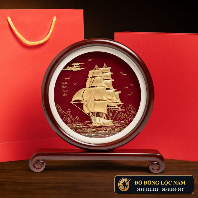 Đĩa Đồng Biểu Trưng Thuyền Buồm Mạ Vàng Hình Tròn