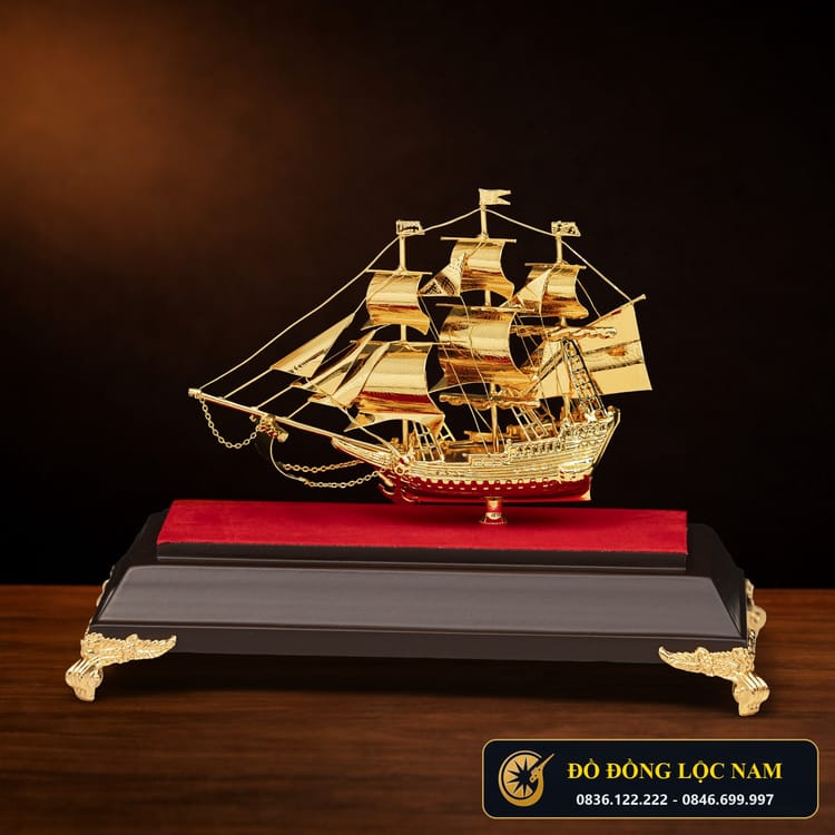 Mô Hình Thuyền Buồm Thuận Buồm Xuôi Gió Mạ Vàng 24K Cỡ Nhỏ