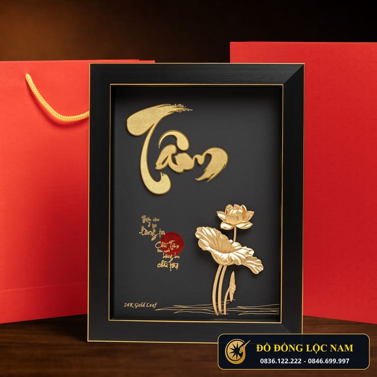 Tranh Chữ Tâm Dát Vàng 24K Nền Đen Khung Gỗ góc chụp 1