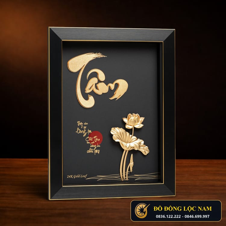Tranh Chữ Tâm Dát Vàng 24K Nền Đen Khung Gỗ góc chụp 2