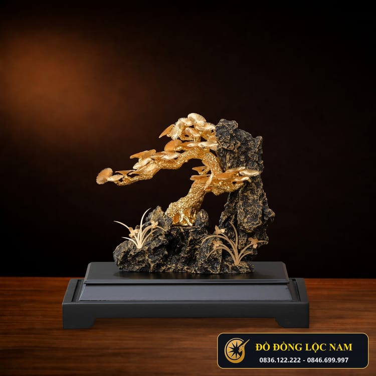 Tác Phẩm Tùng La Hán Bonsai Dát Vàng 24K Khung Kính