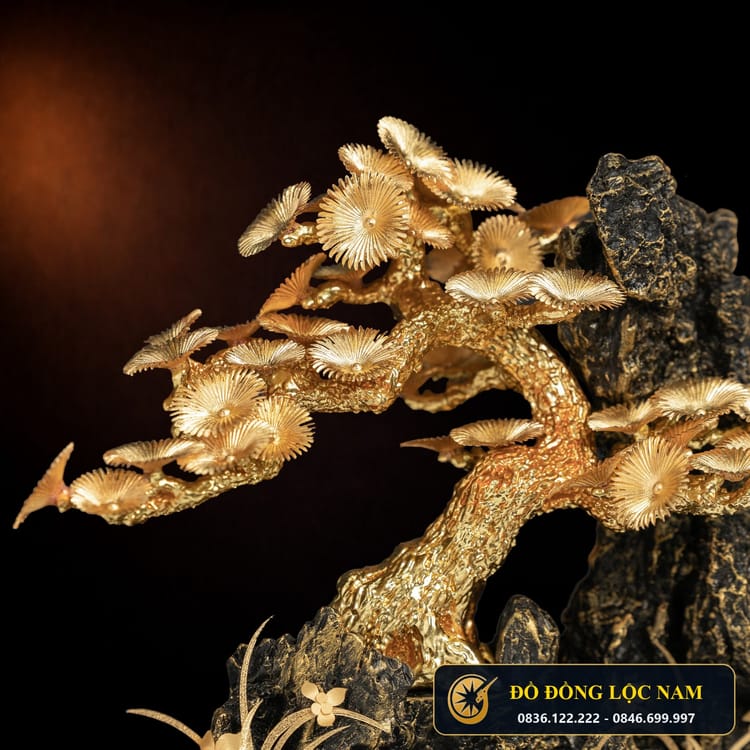 Tác Phẩm Tùng La Hán Bonsai Dát Vàng 24K Khung Kính góc chụp 2