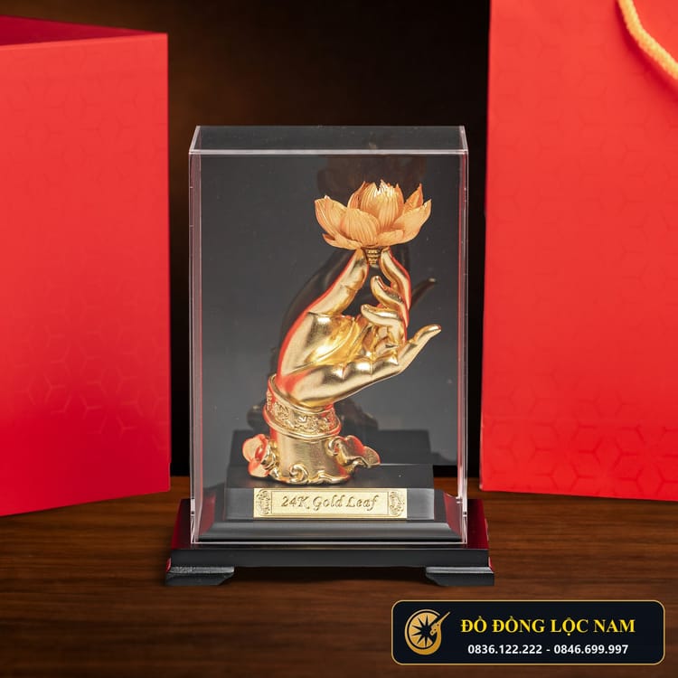 Tượng Bàn Tay Phật Nâng Hoa Sen Mạ Vàng 24K góc chụp 2