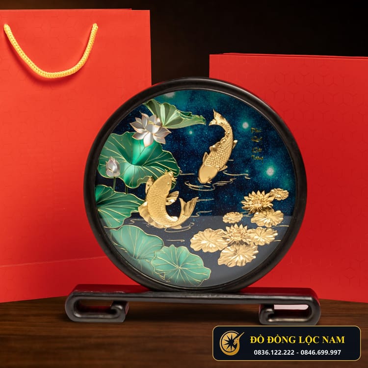 Đĩa Đồng Song Cá Hoa Sen Dát Vàng 24K góc chụp 1