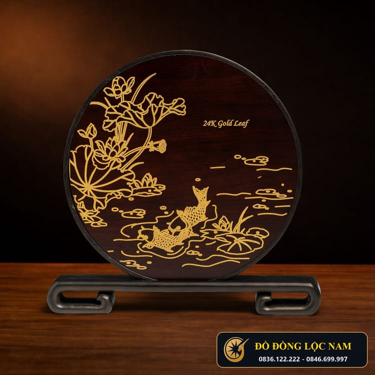 Đĩa Đồng Song Cá Hoa Sen Dát Vàng 24K góc chụp 2