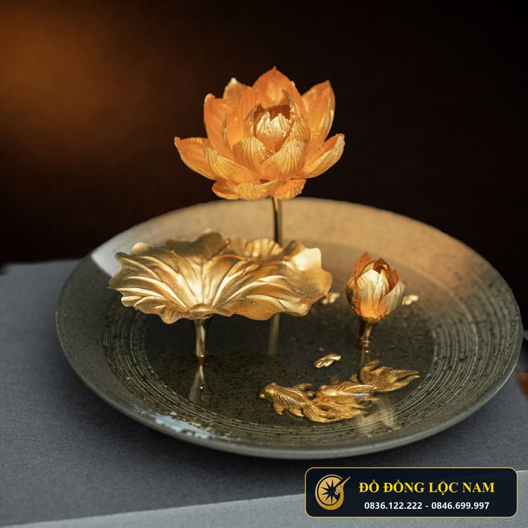 Đĩa Đồng Hoa Sen Dát Vàng Quà Tặng Lưu Niệm góc chụp 1