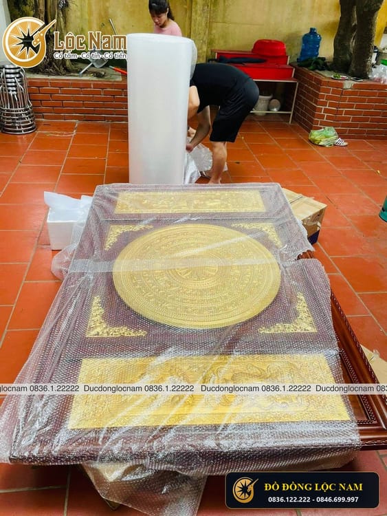 Tranh Mặt Trống Đồng Dát Vàng 9999 Khung Gỗ Gụ góc chụp 2
