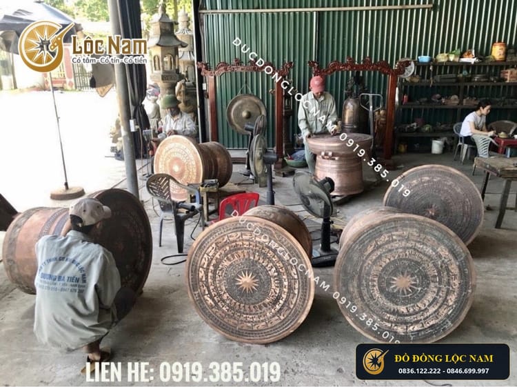 Đúc và thiết kế quả trống đồng làm bàn uống trà giao tại Nghệ An góc chụp 2
