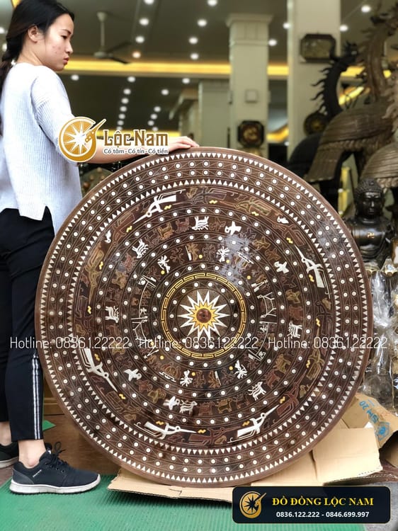 Tranh Mặt Trống Đồng Đỏ 1m Khảm Ngũ Sắc Khung Gỗ Hương Do Gia Tri góc chụp 1