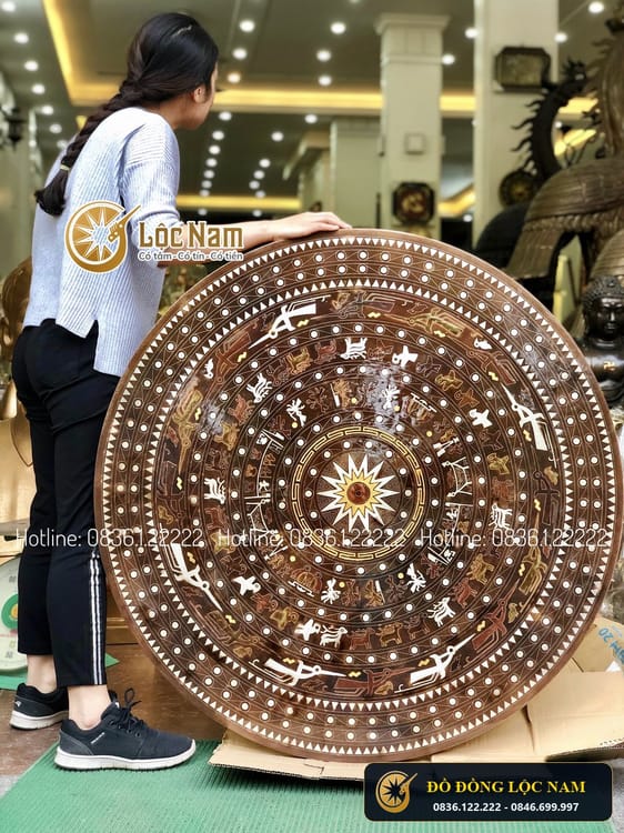 Tranh Mặt Trống Đồng Đỏ 1m Khảm Ngũ Sắc Khung Gỗ Hương Do Gia Tri góc chụp 2