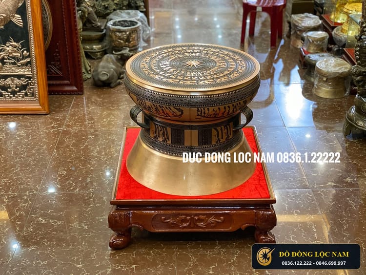 Trống Đồng Đỏ Đúc Thủ Công Hoa Văn Chìm Đường kính 50cm góc chụp 2