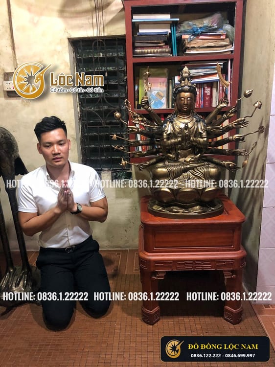 Bàn giao tượng phật chuẩn đề bằng đồng cao 80cm cho khách góc chụp 2