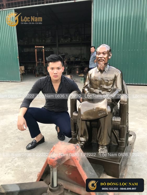 Tượng Bác Hồ Ngồi Đọc Báo Đúc Đồng Đỏ Cao 1m1