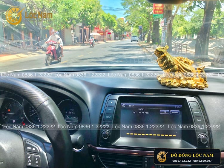 Tượng Chuột Kéo Bị Tiền Bằng Đồng Mạ Vàng góc chụp 2