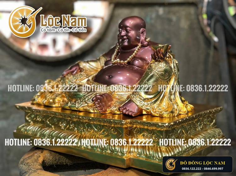 Tượng Đồng Di Lặc Ngồi Tựa Bao Tiền Dát Vàng 9999 Kích Thước 34x48cm góc chụp 1