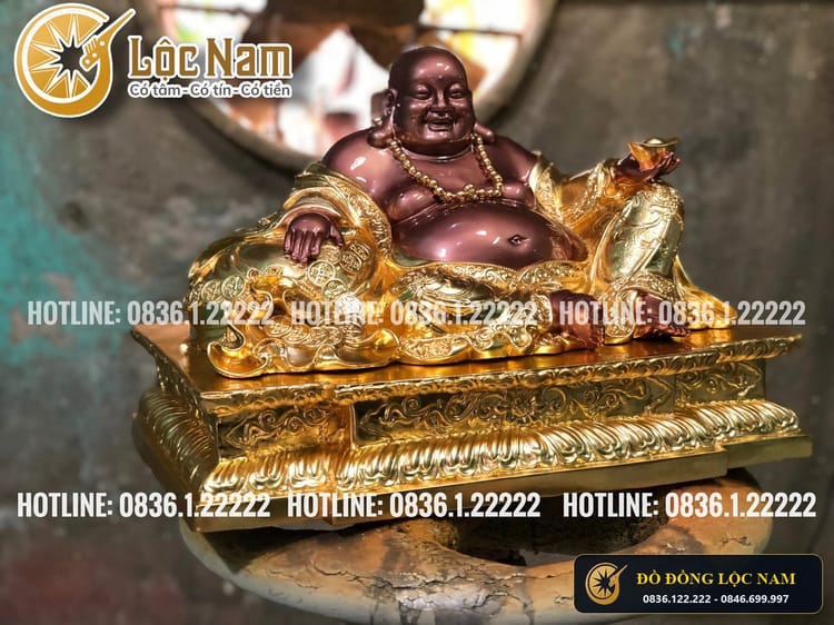 Tượng Đồng Di Lặc Ngồi Tựa Bao Tiền Dát Vàng 9999 Kích Thước 34x48cm góc chụp 2