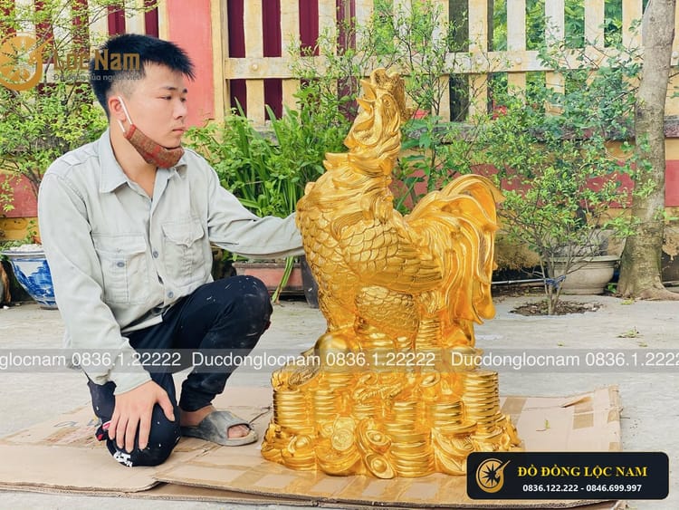 Tượng Gà Phong Thủy Bằng Đồng Dát Vàng 9999 góc chụp 1