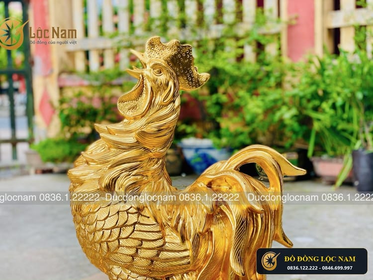 Tượng Gà Phong Thủy Bằng Đồng Dát Vàng 9999 góc chụp 2