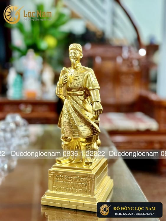 Tượng trần quốc tuấn bằng đồng dát vàng cao 38cm góc chụp 2