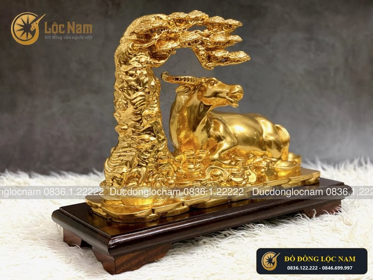 Tượng Trâu Nằm Gốc Cây Tùng Bằng Đồng Mạ Vàng 24K