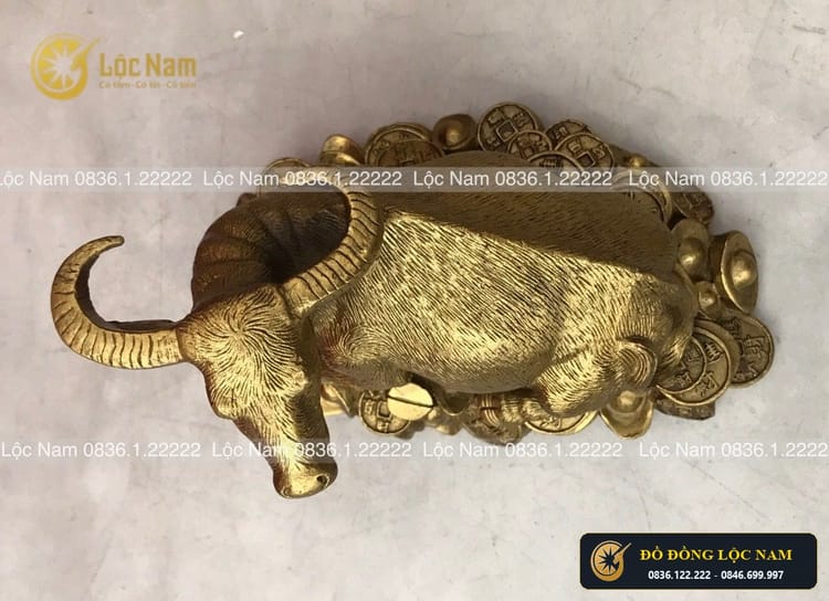 Tượng Trâu Nằm Trên Tiền Bằng Đồng Cao 11cm góc chụp 2