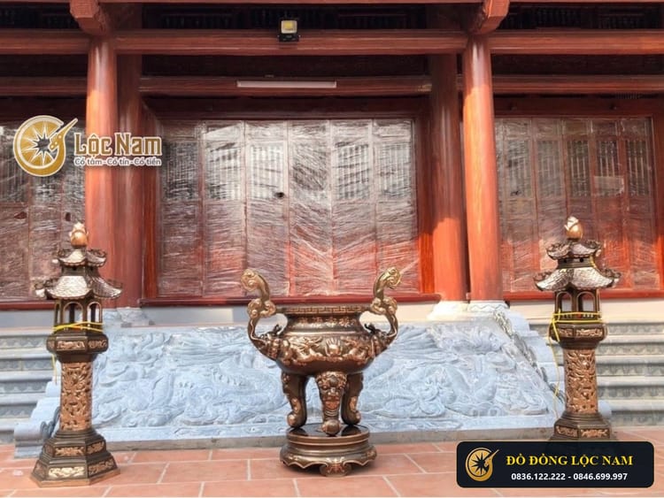 Bàn giao lư hương và đôi đèn thờ bằng đồng tại tư gia dòng họ nguyễn