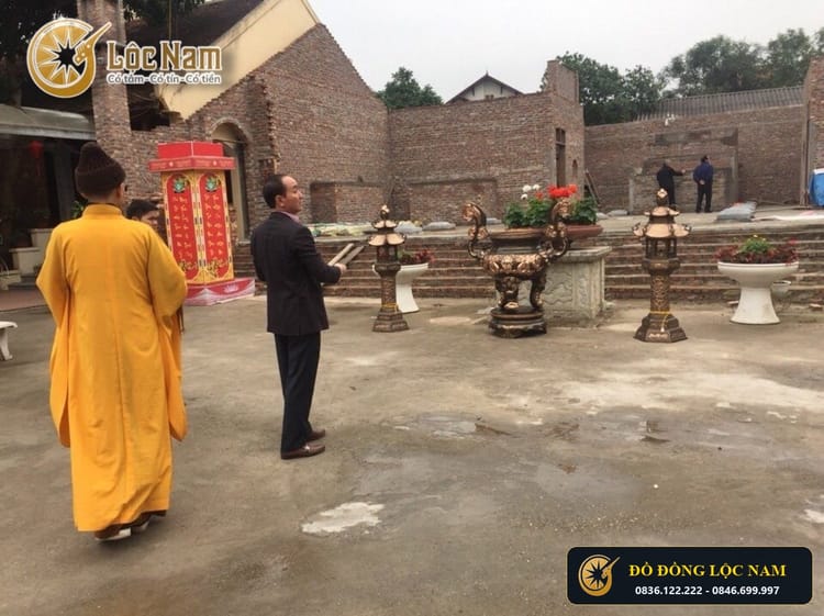 Bàn giao lư hương và đôi đèn thờ bằng đồng tại tư gia dòng họ nguyễn góc chụp 1