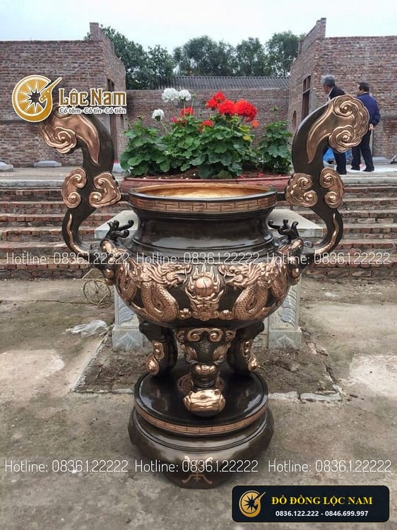 Bàn giao lư hương và đôi đèn thờ bằng đồng tại tư gia dòng họ nguyễn góc chụp 2