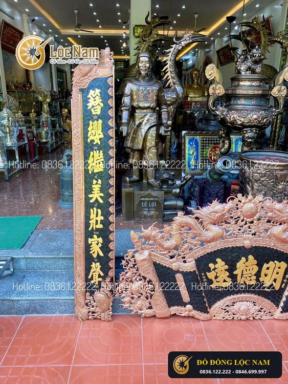 Cuốn thư câu đối bằng đồng đỏ nền đen dát vàng chữ 9999 - kt 1m76 góc chụp 2